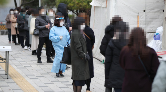 검체 검사 대기하는 노원구청 직원들  24일 오후 직원 확진자 발생으로 청사 건물이 폐쇄된 서울 노원구청에서 직원들이 검체 검사를 위해 대기하고 있다.  연합뉴스